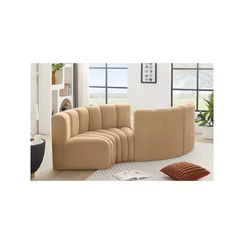 Canapé modulaire Arc Velvet – Canapé incurvé capitonné marron avec profonds surpiqûres verticales, design contemporain