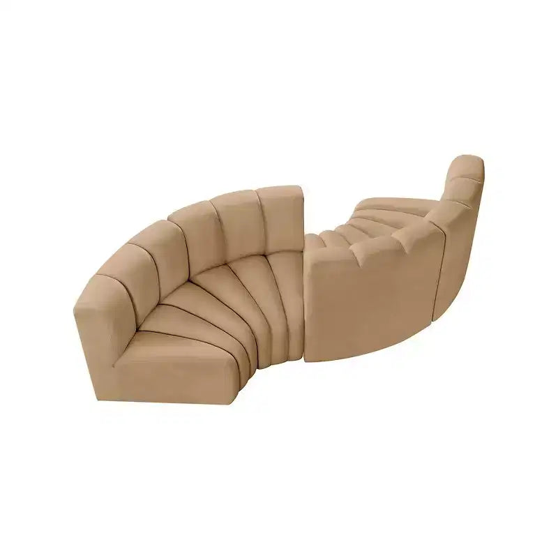 Canapé modulaire Arc Velvet – Canapé incurvé capitonné marron avec profonds surpiqûres verticales, design contemporain