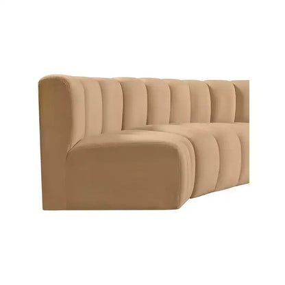 Canapé modulaire Arc Velvet – Canapé incurvé capitonné marron avec profonds surpiqûres verticales, design contemporain