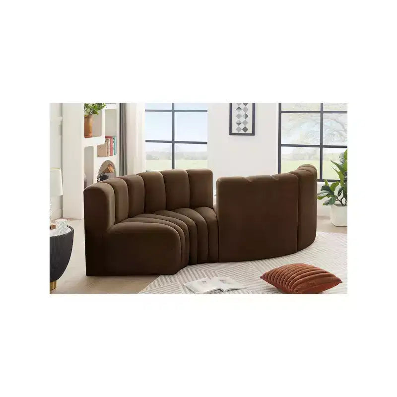 Canapé modulaire Arc Velvet – Canapé incurvé capitonné marron avec profonds surpiqûres verticales, design contemporain