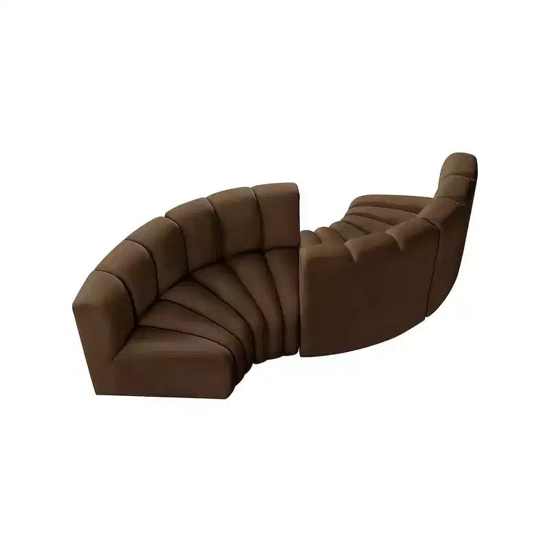 Canapé modulaire Arc Velvet – Canapé incurvé capitonné marron avec profonds surpiqûres verticales, design contemporain