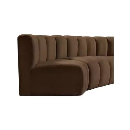 Canapé modulaire Arc Velvet – Canapé incurvé capitonné marron avec profonds surpiqûres verticales, design contemporain